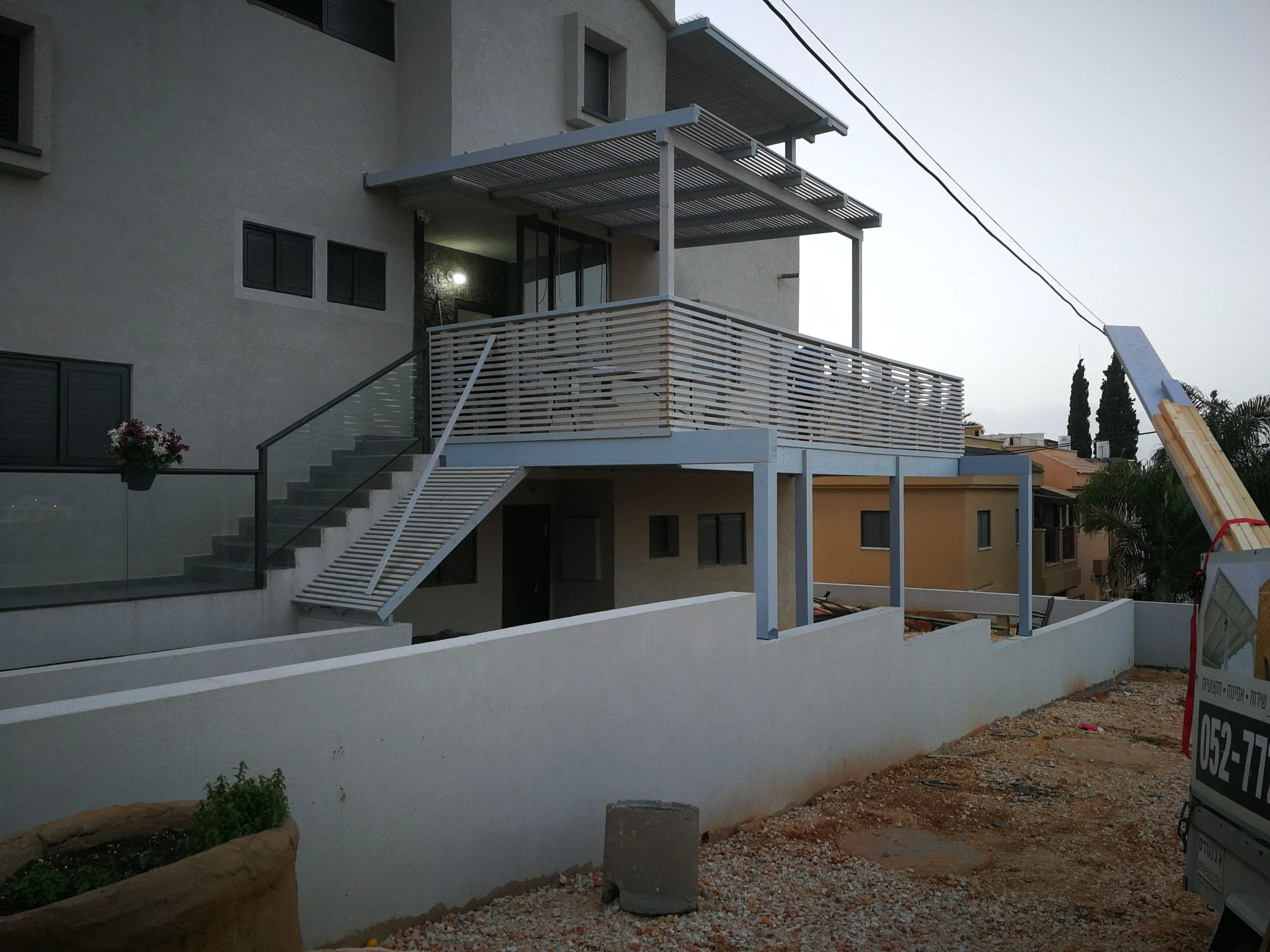 פרגולות אלומיניום ועץ – תכנון, בנייה והתקנה