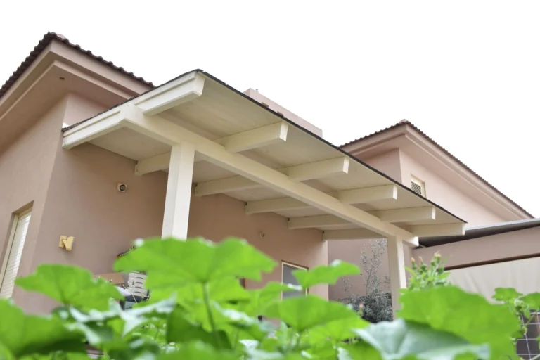 פרגולות מאסיביות בוילה במרכז