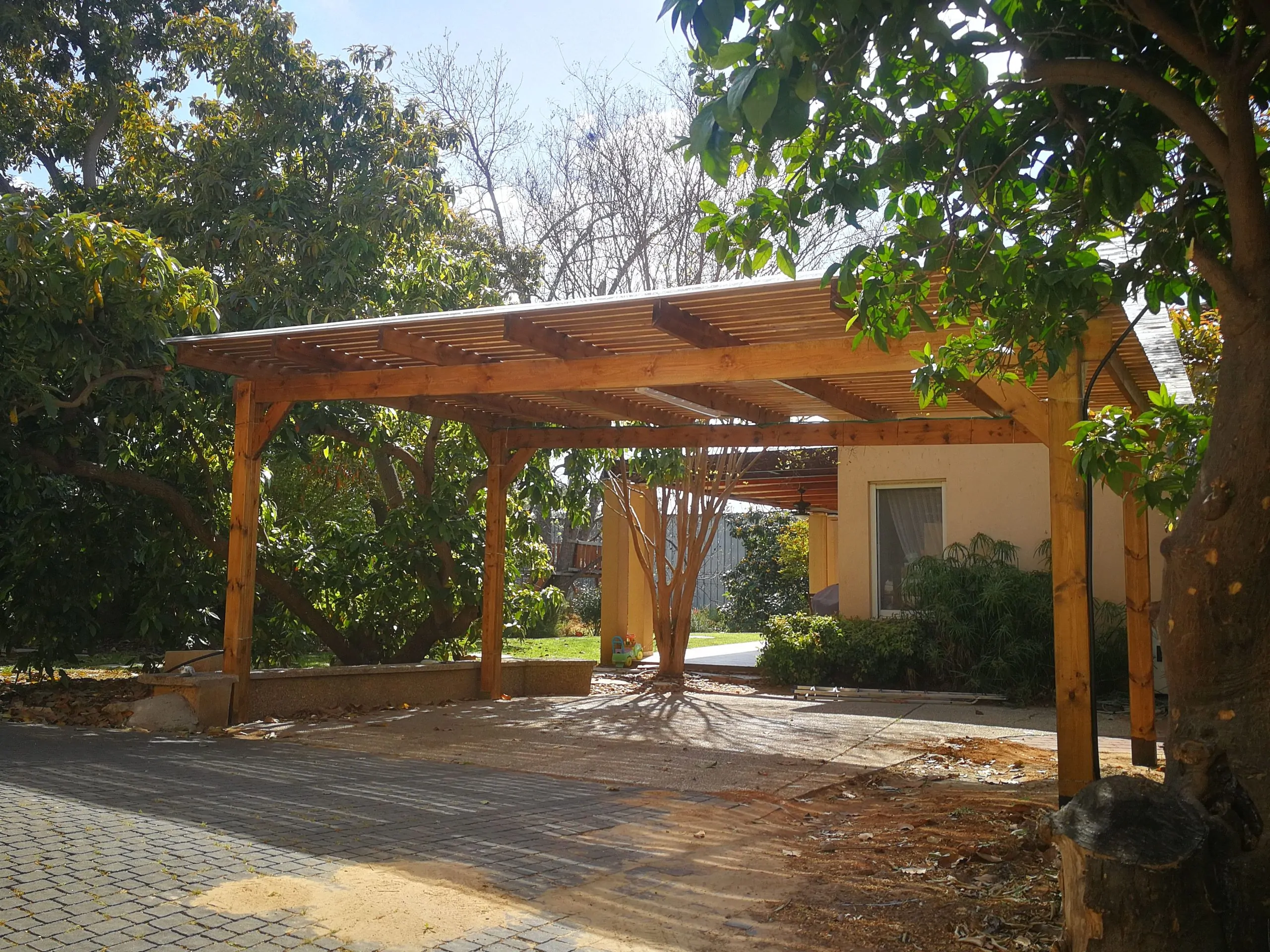 פרגולות בהוד השרון: המדריך המלא לבחירה נכונה לחצר או למרפסת