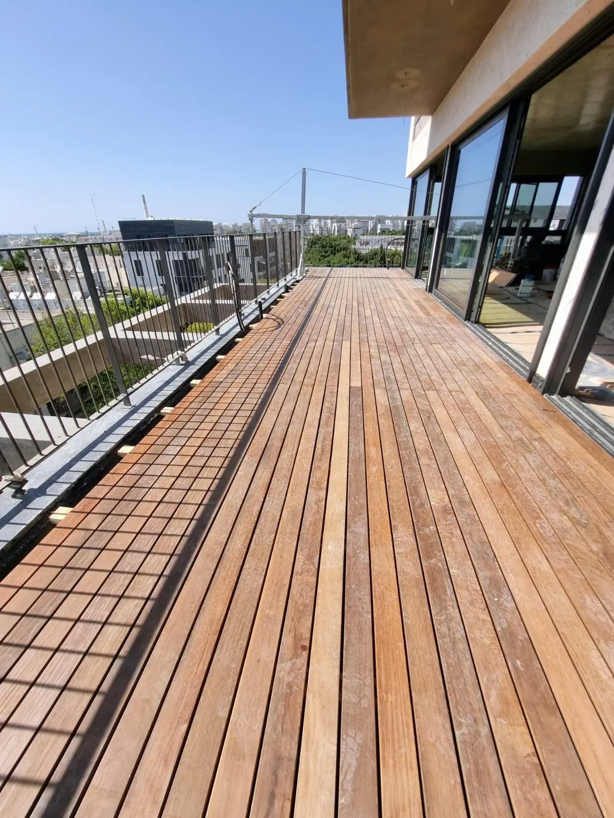 דקים במרפסות של בניינים