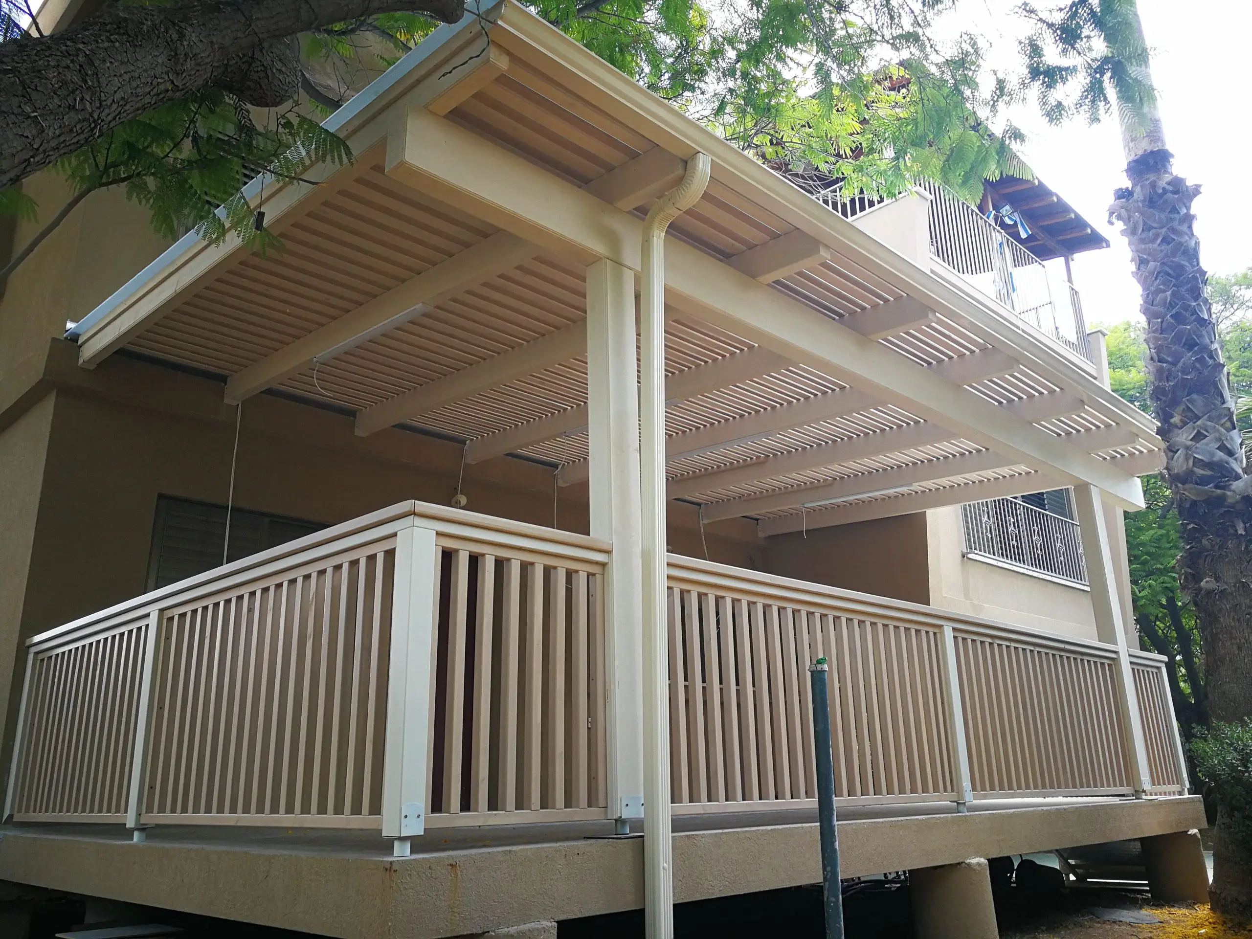 פרגולה ומעקה דקורטיבי במראה כפרי צבוע בשני גוונים